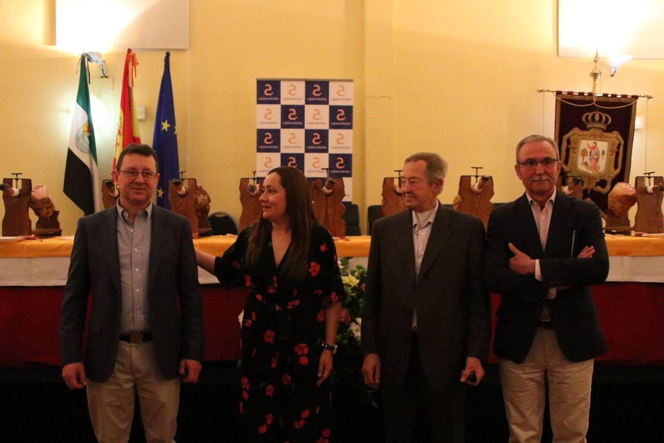 La empresa familiar 'Oro Graso', de Higuera la Real, se ha proclamado ganadora del XXX Concurso 'Jamón de Oro', cuya cata y puntuación se ha celebrado, esta mañana, en el marco del XXX Salón del Jamón Ibérico. El Trofeo 'Jamón de Plata', ha correspondido a 'Embutidos Morato' y el Trofeo 'Jamón de Bronce' a 'Victoriano Contreras Barragán Hermanos'.