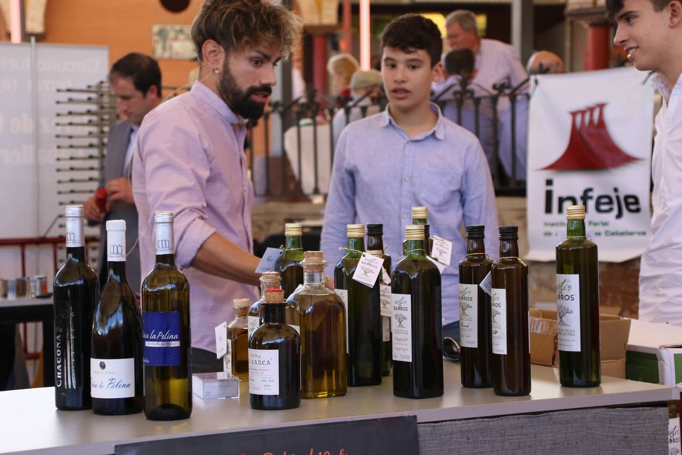 La plaza del recinto ferial de Jerez, escenario del XXX Salón del Jamón Ibérico, se ha llenado, esta mañana, de la excelencia de algunos de los productos más representativos de la gastronomía extremeña, entre ellos el manjar de la dehesa, con la celebración de las I Jornadas enogastronómicas, al frente de cuyo desarrollo ha estado el chef jerezano, Tomás Carbonero.