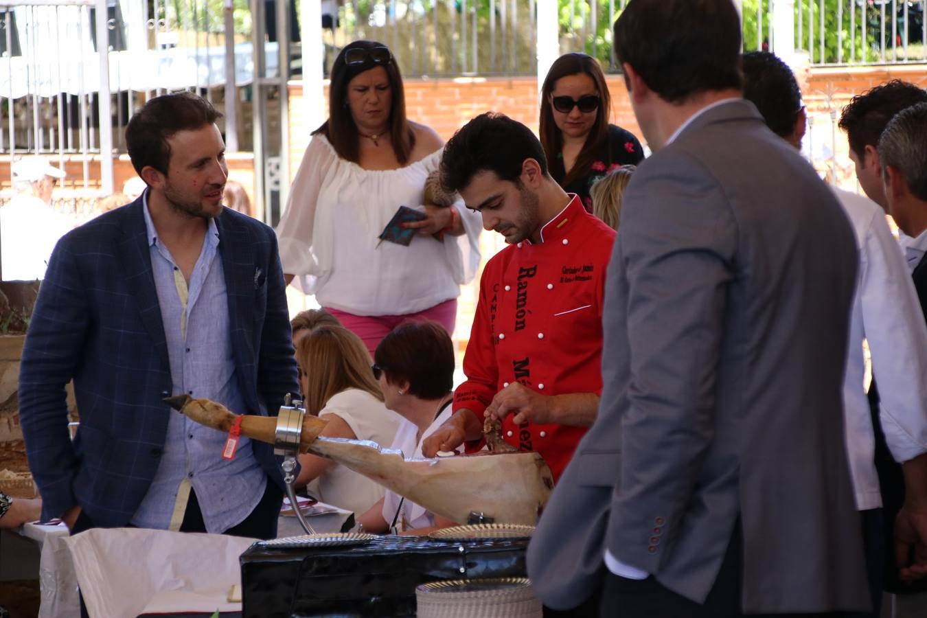 La plaza del recinto ferial de Jerez, escenario del XXX Salón del Jamón Ibérico, se ha llenado, esta mañana, de la excelencia de algunos de los productos más representativos de la gastronomía extremeña, entre ellos el manjar de la dehesa, con la celebración de las I Jornadas enogastronómicas, al frente de cuyo desarrollo ha estado el chef jerezano, Tomás Carbonero.