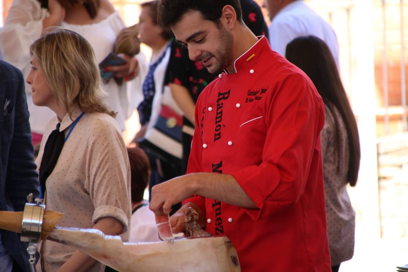 La plaza del recinto ferial de Jerez, escenario del XXX Salón del Jamón Ibérico, se ha llenado, esta mañana, de la excelencia de algunos de los productos más representativos de la gastronomía extremeña, entre ellos el manjar de la dehesa, con la celebración de las I Jornadas enogastronómicas, al frente de cuyo desarrollo ha estado el chef jerezano, Tomás Carbonero.