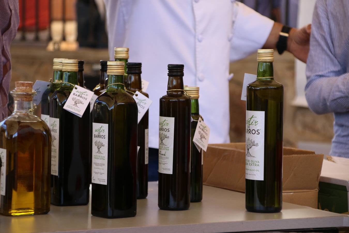 La plaza del recinto ferial de Jerez, escenario del XXX Salón del Jamón Ibérico, se ha llenado, esta mañana, de la excelencia de algunos de los productos más representativos de la gastronomía extremeña, entre ellos el manjar de la dehesa, con la celebración de las I Jornadas enogastronómicas, al frente de cuyo desarrollo ha estado el chef jerezano, Tomás Carbonero.