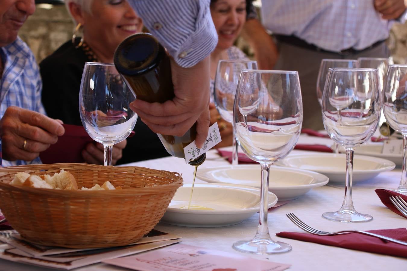 La plaza del recinto ferial de Jerez, escenario del XXX Salón del Jamón Ibérico, se ha llenado, esta mañana, de la excelencia de algunos de los productos más representativos de la gastronomía extremeña, entre ellos el manjar de la dehesa, con la celebración de las I Jornadas enogastronómicas, al frente de cuyo desarrollo ha estado el chef jerezano, Tomás Carbonero.
