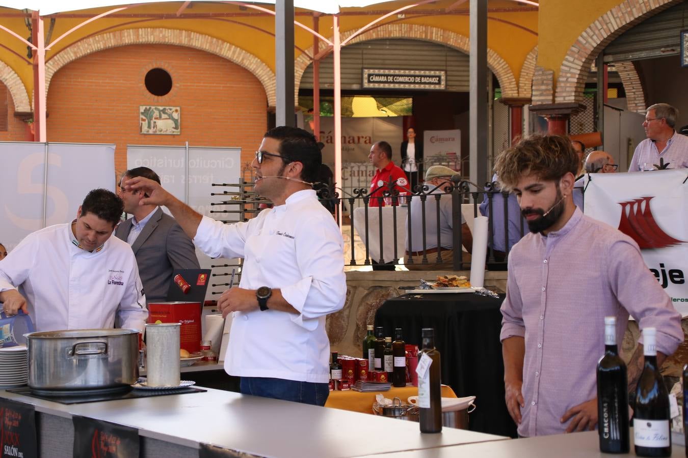 La plaza del recinto ferial de Jerez, escenario del XXX Salón del Jamón Ibérico, se ha llenado, esta mañana, de la excelencia de algunos de los productos más representativos de la gastronomía extremeña, entre ellos el manjar de la dehesa, con la celebración de las I Jornadas enogastronómicas, al frente de cuyo desarrollo ha estado el chef jerezano, Tomás Carbonero.