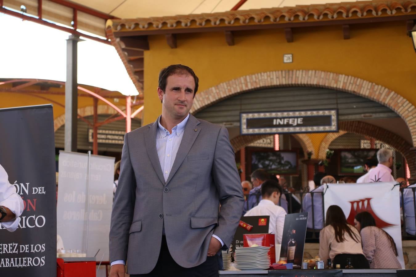 La plaza del recinto ferial de Jerez, escenario del XXX Salón del Jamón Ibérico, se ha llenado, esta mañana, de la excelencia de algunos de los productos más representativos de la gastronomía extremeña, entre ellos el manjar de la dehesa, con la celebración de las I Jornadas enogastronómicas, al frente de cuyo desarrollo ha estado el chef jerezano, Tomás Carbonero.