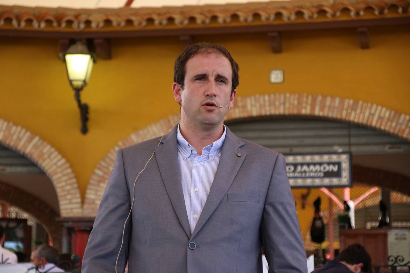 La plaza del recinto ferial de Jerez, escenario del XXX Salón del Jamón Ibérico, se ha llenado, esta mañana, de la excelencia de algunos de los productos más representativos de la gastronomía extremeña, entre ellos el manjar de la dehesa, con la celebración de las I Jornadas enogastronómicas, al frente de cuyo desarrollo ha estado el chef jerezano, Tomás Carbonero.
