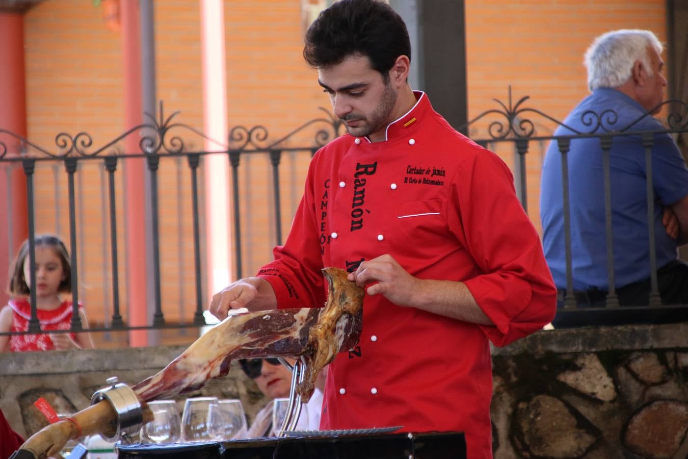 La plaza del recinto ferial de Jerez, escenario del XXX Salón del Jamón Ibérico, se ha llenado, esta mañana, de la excelencia de algunos de los productos más representativos de la gastronomía extremeña, entre ellos el manjar de la dehesa, con la celebración de las I Jornadas enogastronómicas, al frente de cuyo desarrollo ha estado el chef jerezano, Tomás Carbonero.