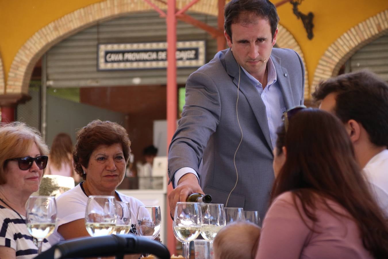 La plaza del recinto ferial de Jerez, escenario del XXX Salón del Jamón Ibérico, se ha llenado, esta mañana, de la excelencia de algunos de los productos más representativos de la gastronomía extremeña, entre ellos el manjar de la dehesa, con la celebración de las I Jornadas enogastronómicas, al frente de cuyo desarrollo ha estado el chef jerezano, Tomás Carbonero.