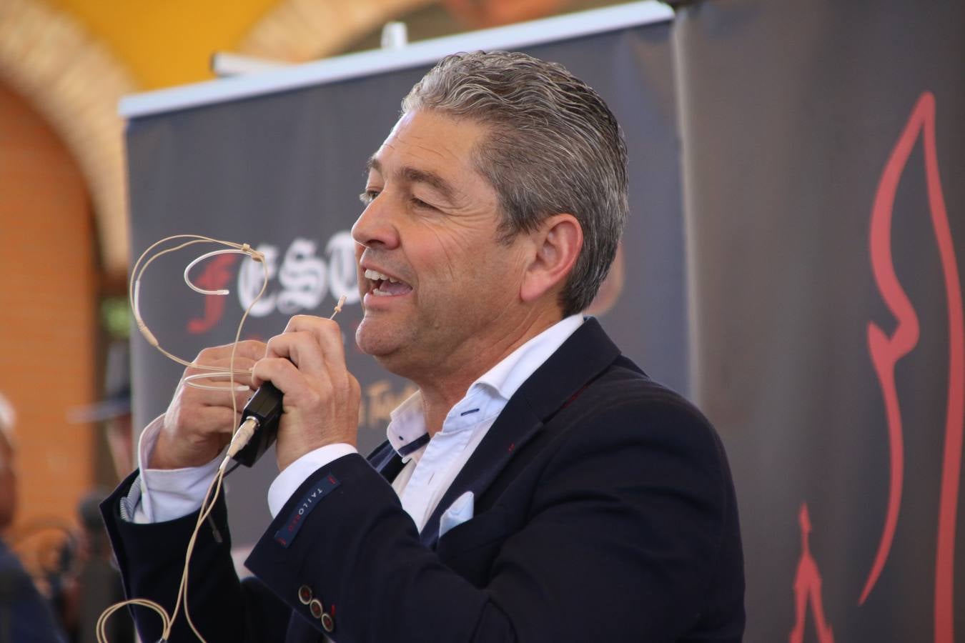 La plaza del recinto ferial de Jerez, escenario del XXX Salón del Jamón Ibérico, se ha llenado, esta mañana, de la excelencia de algunos de los productos más representativos de la gastronomía extremeña, entre ellos el manjar de la dehesa, con la celebración de las I Jornadas enogastronómicas, al frente de cuyo desarrollo ha estado el chef jerezano, Tomás Carbonero.