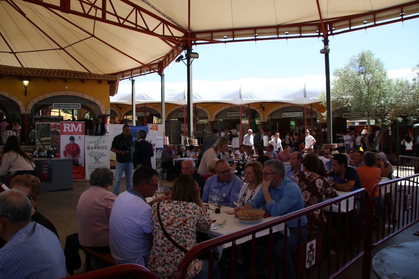 La plaza del recinto ferial de Jerez, escenario del XXX Salón del Jamón Ibérico, se ha llenado, esta mañana, de la excelencia de algunos de los productos más representativos de la gastronomía extremeña, entre ellos el manjar de la dehesa, con la celebración de las I Jornadas enogastronómicas, al frente de cuyo desarrollo ha estado el chef jerezano, Tomás Carbonero.