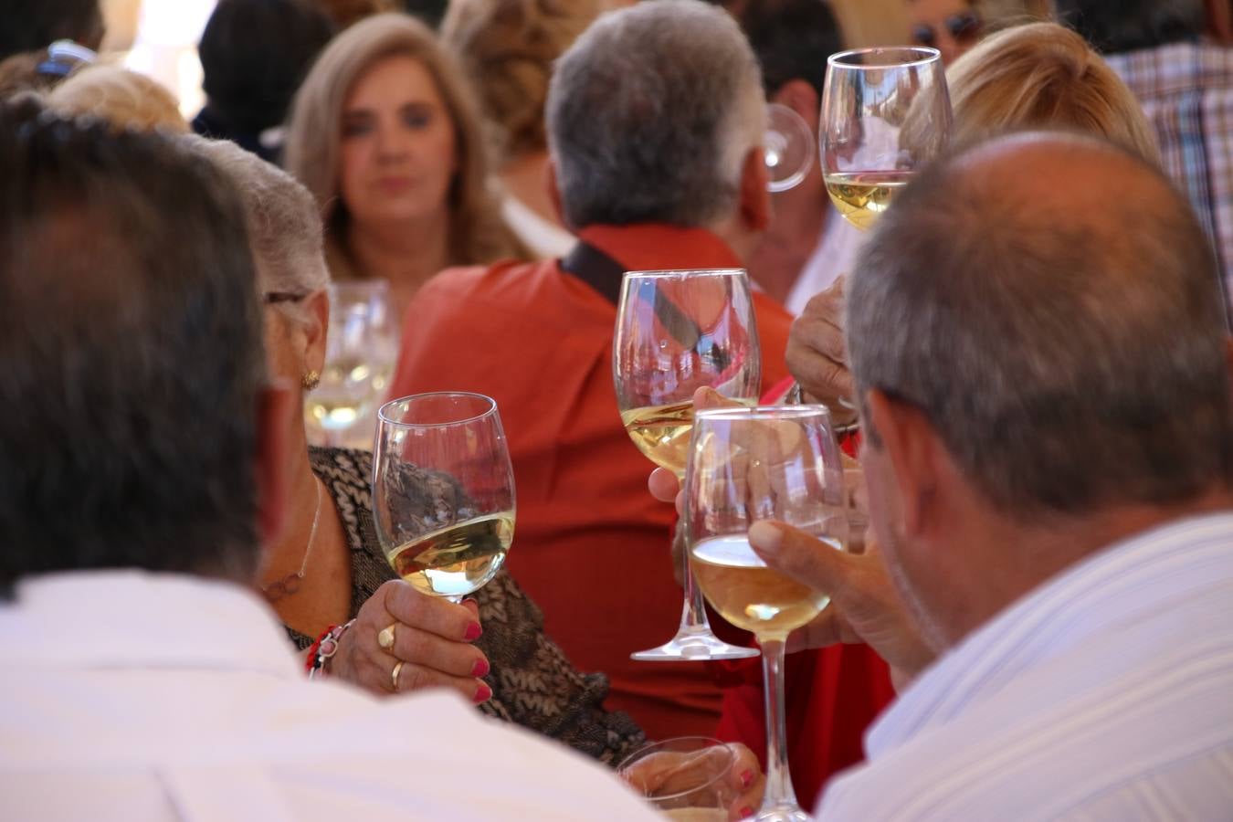 La plaza del recinto ferial de Jerez, escenario del XXX Salón del Jamón Ibérico, se ha llenado, esta mañana, de la excelencia de algunos de los productos más representativos de la gastronomía extremeña, entre ellos el manjar de la dehesa, con la celebración de las I Jornadas enogastronómicas, al frente de cuyo desarrollo ha estado el chef jerezano, Tomás Carbonero.