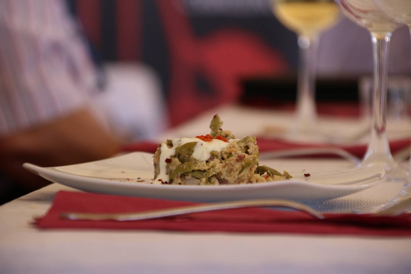 La plaza del recinto ferial de Jerez, escenario del XXX Salón del Jamón Ibérico, se ha llenado, esta mañana, de la excelencia de algunos de los productos más representativos de la gastronomía extremeña, entre ellos el manjar de la dehesa, con la celebración de las I Jornadas enogastronómicas, al frente de cuyo desarrollo ha estado el chef jerezano, Tomás Carbonero.