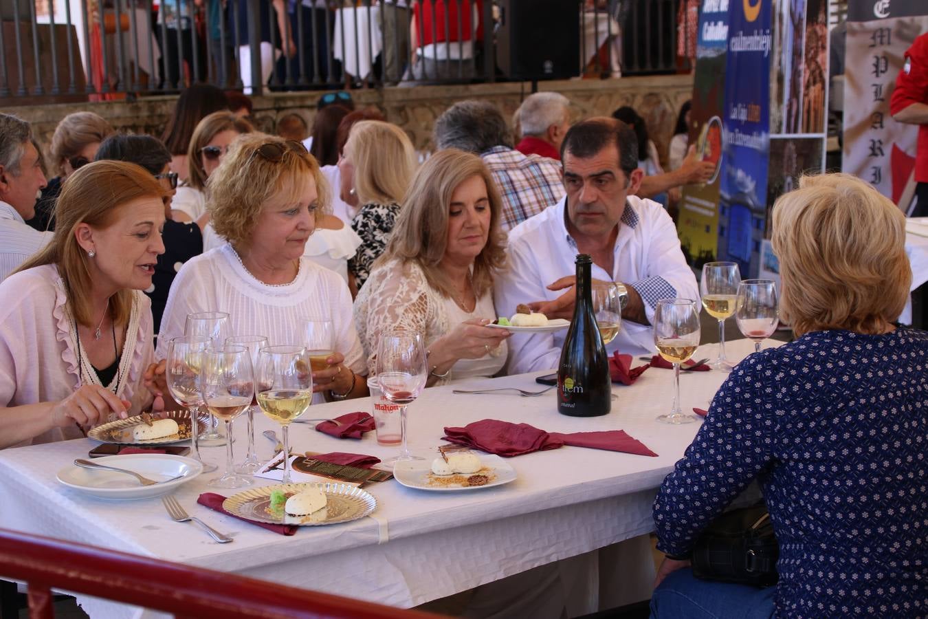 La plaza del recinto ferial de Jerez, escenario del XXX Salón del Jamón Ibérico, se ha llenado, esta mañana, de la excelencia de algunos de los productos más representativos de la gastronomía extremeña, entre ellos el manjar de la dehesa, con la celebración de las I Jornadas enogastronómicas, al frente de cuyo desarrollo ha estado el chef jerezano, Tomás Carbonero.