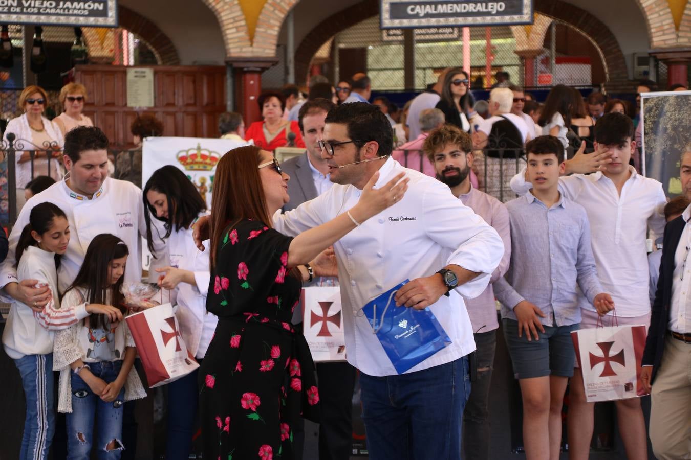 La plaza del recinto ferial de Jerez, escenario del XXX Salón del Jamón Ibérico, se ha llenado, esta mañana, de la excelencia de algunos de los productos más representativos de la gastronomía extremeña, entre ellos el manjar de la dehesa, con la celebración de las I Jornadas enogastronómicas, al frente de cuyo desarrollo ha estado el chef jerezano, Tomás Carbonero.