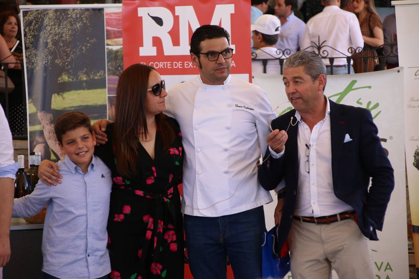 La plaza del recinto ferial de Jerez, escenario del XXX Salón del Jamón Ibérico, se ha llenado, esta mañana, de la excelencia de algunos de los productos más representativos de la gastronomía extremeña, entre ellos el manjar de la dehesa, con la celebración de las I Jornadas enogastronómicas, al frente de cuyo desarrollo ha estado el chef jerezano, Tomás Carbonero.