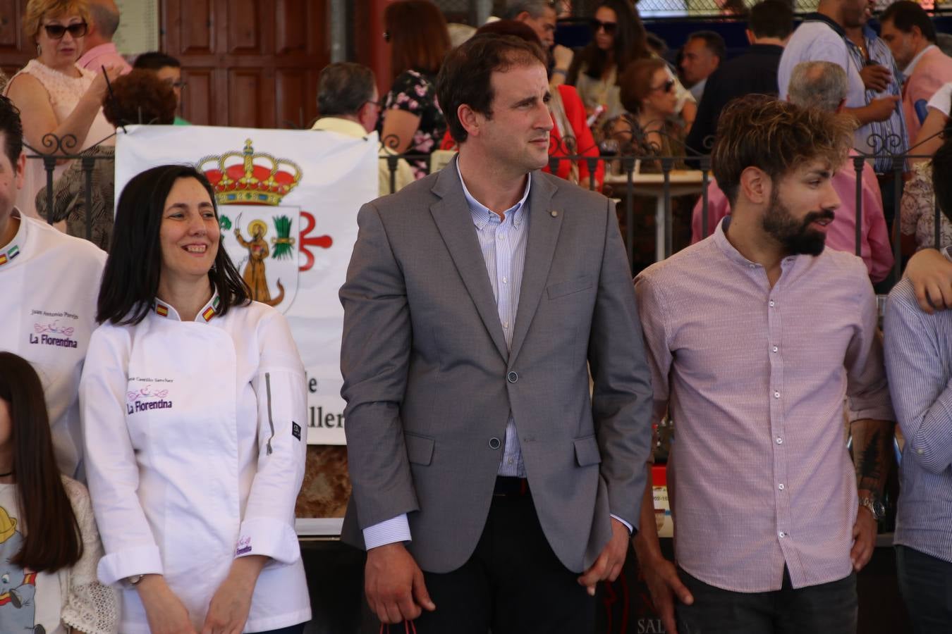 La plaza del recinto ferial de Jerez, escenario del XXX Salón del Jamón Ibérico, se ha llenado, esta mañana, de la excelencia de algunos de los productos más representativos de la gastronomía extremeña, entre ellos el manjar de la dehesa, con la celebración de las I Jornadas enogastronómicas, al frente de cuyo desarrollo ha estado el chef jerezano, Tomás Carbonero.