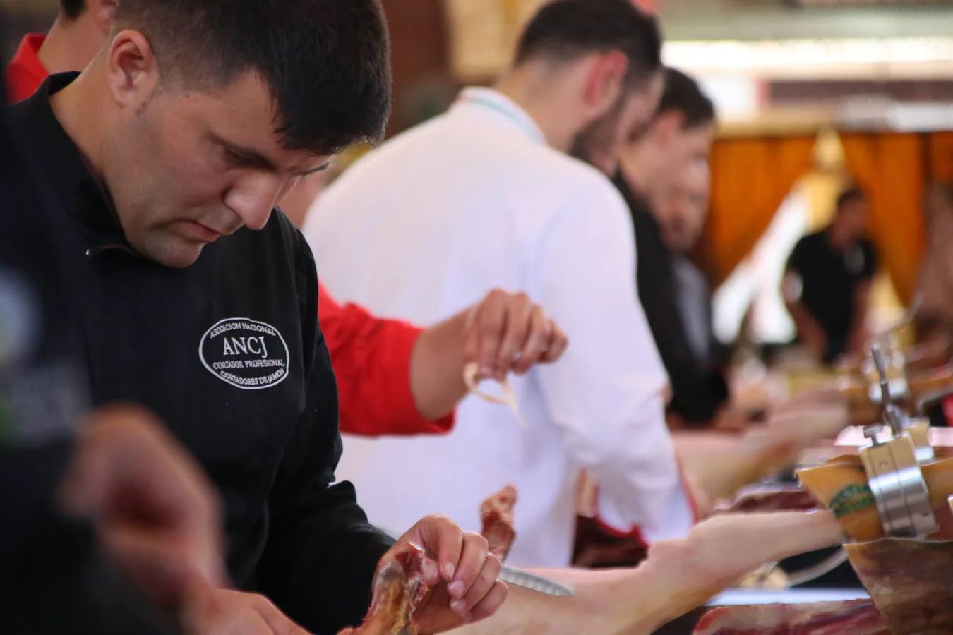 Antonio González Cardeno, de Cumbres Mayores (Huelva), se ha proclamado, esta mañana, ganador del Concurso Internacional de Cortadores. La cita, patrocinada por 'Vicoba & Eventos', ha contado, en esta XII edición, con la participación de 6 cortadores, procedentes de distintos puntos de Extremadura, Andalucía, Castilla La Mancha, y Canarias. El 'cuchillo de plata' ha sido para Álvaro Diezma Gil, de Consuegra (Toledo), mientras que el 'cuchillo de bronce' ha correspondido a Ramón Márquez León, de Oliva de la Frontera. El premio al mejor plato creativo ha sido para Antonio Jesús Alfonso Canelo, de Gerena (Sevilla).