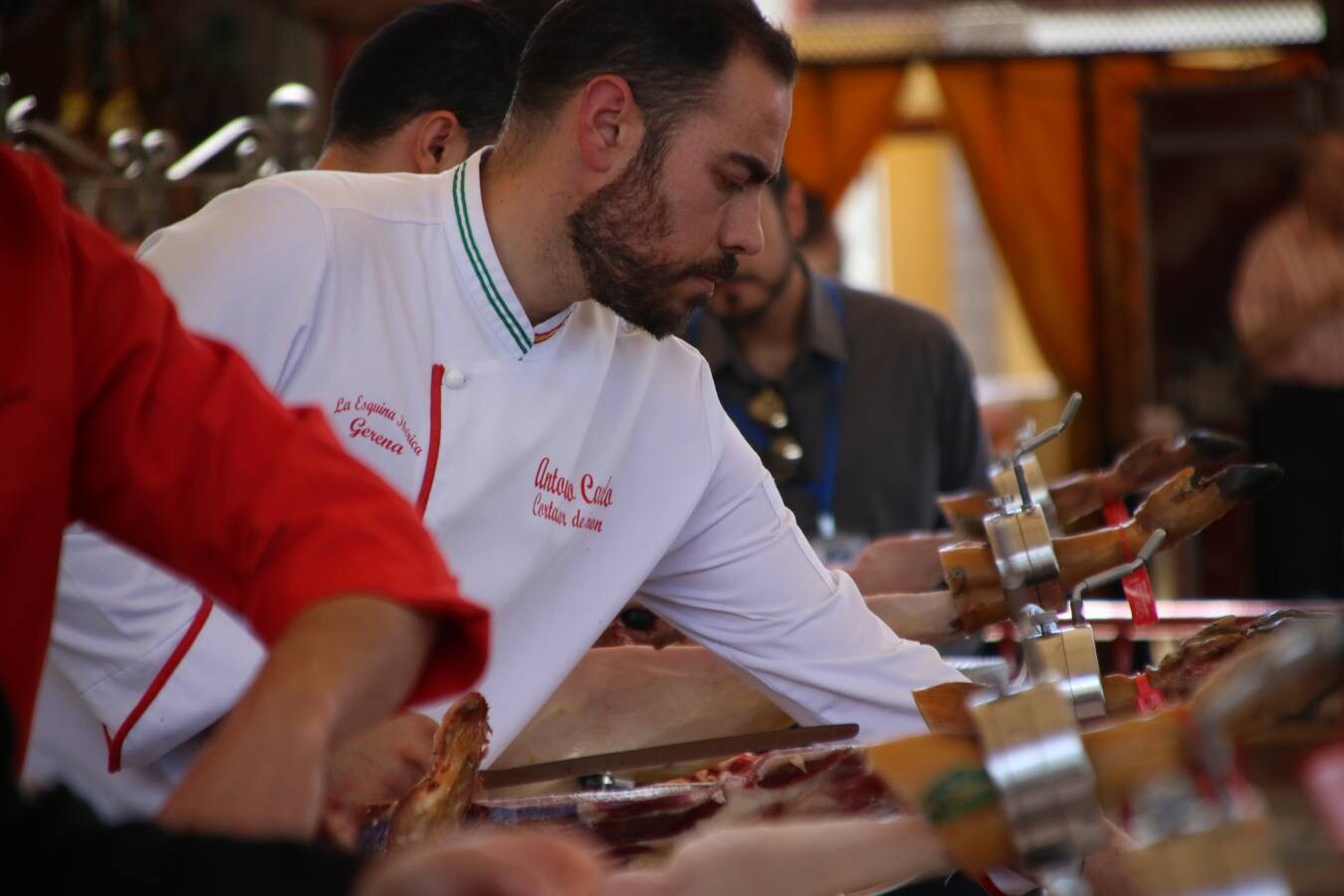 Antonio González Cardeno, de Cumbres Mayores (Huelva), se ha proclamado, esta mañana, ganador del Concurso Internacional de Cortadores. La cita, patrocinada por 'Vicoba & Eventos', ha contado, en esta XII edición, con la participación de 6 cortadores, procedentes de distintos puntos de Extremadura, Andalucía, Castilla La Mancha, y Canarias. El 'cuchillo de plata' ha sido para Álvaro Diezma Gil, de Consuegra (Toledo), mientras que el 'cuchillo de bronce' ha correspondido a Ramón Márquez León, de Oliva de la Frontera. El premio al mejor plato creativo ha sido para Antonio Jesús Alfonso Canelo, de Gerena (Sevilla).