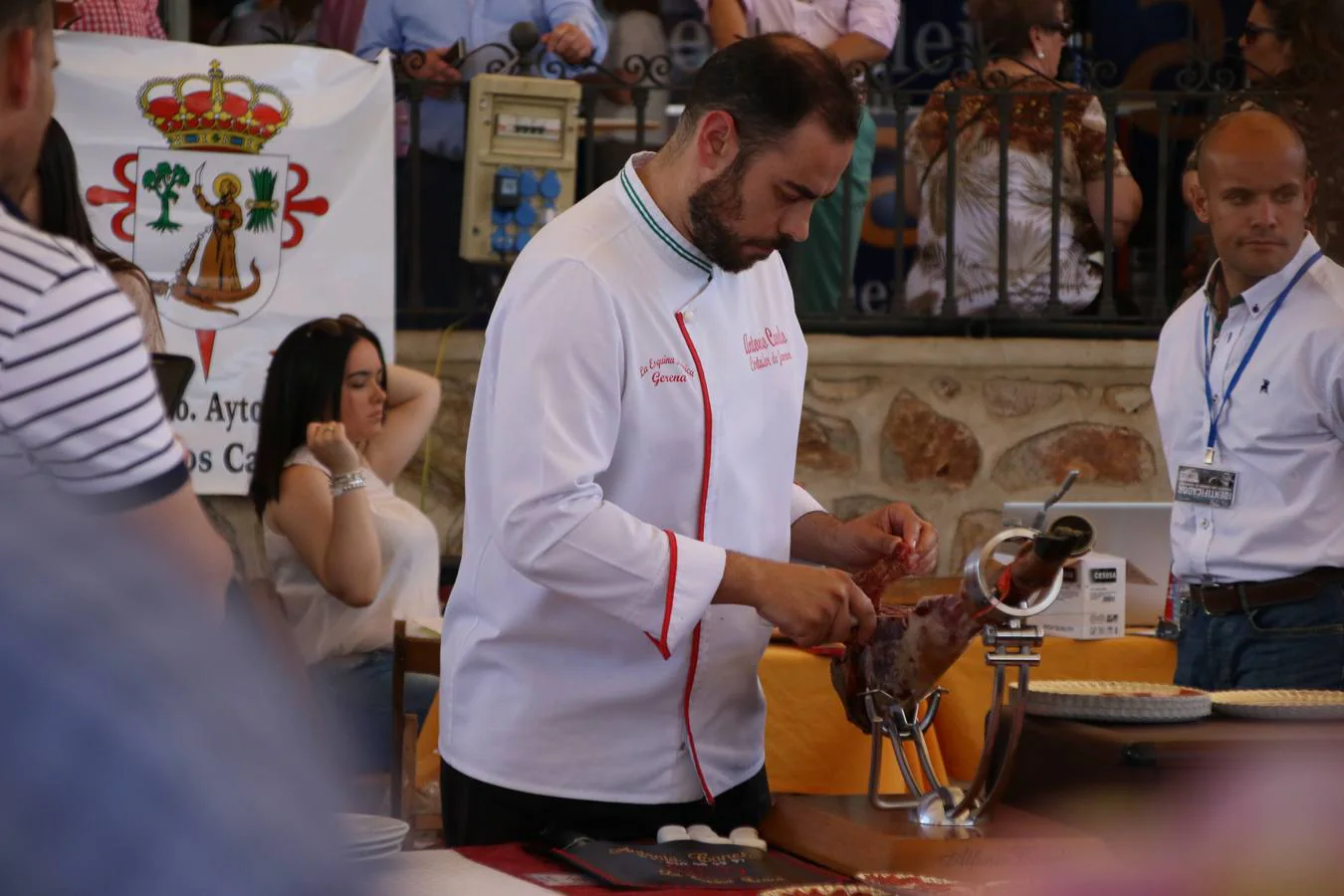 Antonio González Cardeno, de Cumbres Mayores (Huelva), se ha proclamado, esta mañana, ganador del Concurso Internacional de Cortadores. La cita, patrocinada por 'Vicoba & Eventos', ha contado, en esta XII edición, con la participación de 6 cortadores, procedentes de distintos puntos de Extremadura, Andalucía, Castilla La Mancha, y Canarias. El 'cuchillo de plata' ha sido para Álvaro Diezma Gil, de Consuegra (Toledo), mientras que el 'cuchillo de bronce' ha correspondido a Ramón Márquez León, de Oliva de la Frontera. El premio al mejor plato creativo ha sido para Antonio Jesús Alfonso Canelo, de Gerena (Sevilla).