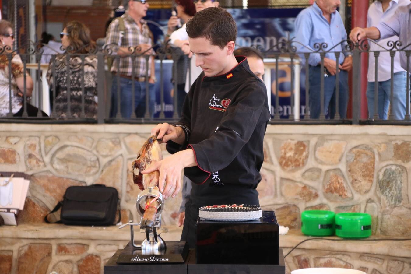 Antonio González Cardeno, de Cumbres Mayores (Huelva), se ha proclamado, esta mañana, ganador del Concurso Internacional de Cortadores. La cita, patrocinada por 'Vicoba & Eventos', ha contado, en esta XII edición, con la participación de 6 cortadores, procedentes de distintos puntos de Extremadura, Andalucía, Castilla La Mancha, y Canarias. El 'cuchillo de plata' ha sido para Álvaro Diezma Gil, de Consuegra (Toledo), mientras que el 'cuchillo de bronce' ha correspondido a Ramón Márquez León, de Oliva de la Frontera. El premio al mejor plato creativo ha sido para Antonio Jesús Alfonso Canelo, de Gerena (Sevilla).