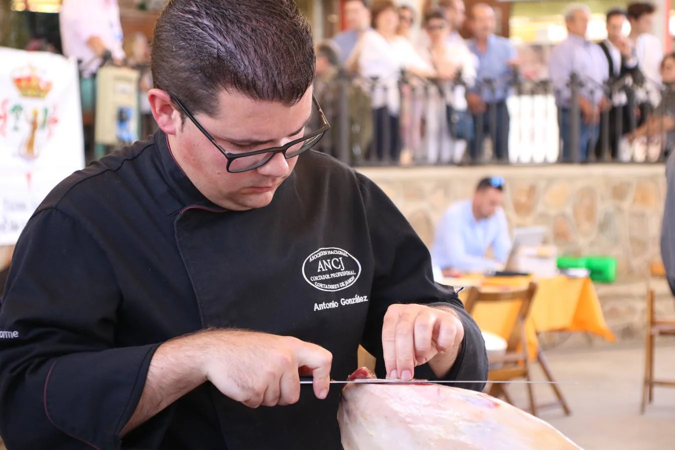 Antonio González Cardeno, de Cumbres Mayores (Huelva), se ha proclamado, esta mañana, ganador del Concurso Internacional de Cortadores. La cita, patrocinada por 'Vicoba & Eventos', ha contado, en esta XII edición, con la participación de 6 cortadores, procedentes de distintos puntos de Extremadura, Andalucía, Castilla La Mancha, y Canarias. El 'cuchillo de plata' ha sido para Álvaro Diezma Gil, de Consuegra (Toledo), mientras que el 'cuchillo de bronce' ha correspondido a Ramón Márquez León, de Oliva de la Frontera. El premio al mejor plato creativo ha sido para Antonio Jesús Alfonso Canelo, de Gerena (Sevilla).