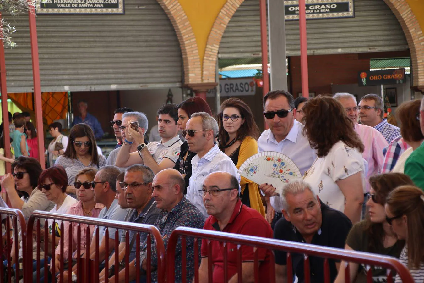 Antonio González Cardeno, de Cumbres Mayores (Huelva), se ha proclamado, esta mañana, ganador del Concurso Internacional de Cortadores. La cita, patrocinada por 'Vicoba & Eventos', ha contado, en esta XII edición, con la participación de 6 cortadores, procedentes de distintos puntos de Extremadura, Andalucía, Castilla La Mancha, y Canarias. El 'cuchillo de plata' ha sido para Álvaro Diezma Gil, de Consuegra (Toledo), mientras que el 'cuchillo de bronce' ha correspondido a Ramón Márquez León, de Oliva de la Frontera. El premio al mejor plato creativo ha sido para Antonio Jesús Alfonso Canelo, de Gerena (Sevilla).