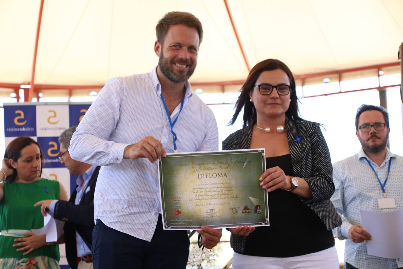 Antonio González Cardeno, de Cumbres Mayores (Huelva), se ha proclamado, esta mañana, ganador del Concurso Internacional de Cortadores. La cita, patrocinada por 'Vicoba & Eventos', ha contado, en esta XII edición, con la participación de 6 cortadores, procedentes de distintos puntos de Extremadura, Andalucía, Castilla La Mancha, y Canarias. El 'cuchillo de plata' ha sido para Álvaro Diezma Gil, de Consuegra (Toledo), mientras que el 'cuchillo de bronce' ha correspondido a Ramón Márquez León, de Oliva de la Frontera. El premio al mejor plato creativo ha sido para Antonio Jesús Alfonso Canelo, de Gerena (Sevilla).