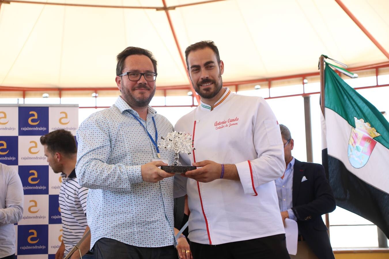 Antonio González Cardeno, de Cumbres Mayores (Huelva), se ha proclamado, esta mañana, ganador del Concurso Internacional de Cortadores. La cita, patrocinada por 'Vicoba & Eventos', ha contado, en esta XII edición, con la participación de 6 cortadores, procedentes de distintos puntos de Extremadura, Andalucía, Castilla La Mancha, y Canarias. El 'cuchillo de plata' ha sido para Álvaro Diezma Gil, de Consuegra (Toledo), mientras que el 'cuchillo de bronce' ha correspondido a Ramón Márquez León, de Oliva de la Frontera. El premio al mejor plato creativo ha sido para Antonio Jesús Alfonso Canelo, de Gerena (Sevilla).