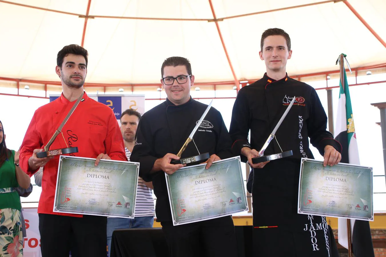 Antonio González Cardeno, de Cumbres Mayores (Huelva), se ha proclamado, esta mañana, ganador del Concurso Internacional de Cortadores. La cita, patrocinada por 'Vicoba & Eventos', ha contado, en esta XII edición, con la participación de 6 cortadores, procedentes de distintos puntos de Extremadura, Andalucía, Castilla La Mancha, y Canarias. El 'cuchillo de plata' ha sido para Álvaro Diezma Gil, de Consuegra (Toledo), mientras que el 'cuchillo de bronce' ha correspondido a Ramón Márquez León, de Oliva de la Frontera. El premio al mejor plato creativo ha sido para Antonio Jesús Alfonso Canelo, de Gerena (Sevilla).