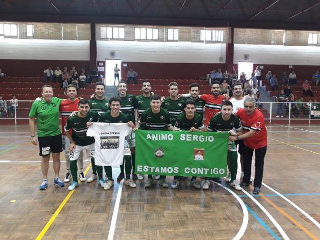 El equipo apoyando a su capitán.