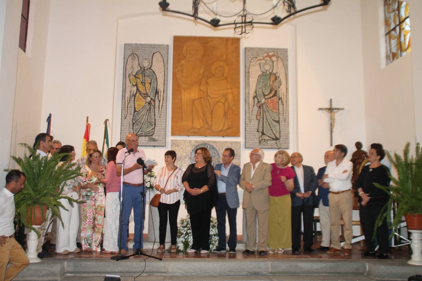 La Bazana dedicó anoche, en el punto de partida de sus fiestas, un afectuoso, merecido y emotivo reconocimiento a Rafael Barrena Martínez, miembro de la primera generación de bazaneros que vio la luz en este pueblo de colonización, situado a orillas del río Ardila. Persona afable, luchadora, conciliadora, incansable trabajador por la preservación de tradiciones y de la memoria de La Bazana y abanderado de su identidad, su unión y cordialidad, recibió el cariño de su pueblo en el preámbulo del pregón de sus fiestas, acto que también se ha ocupado de poner en valor desde 1998.