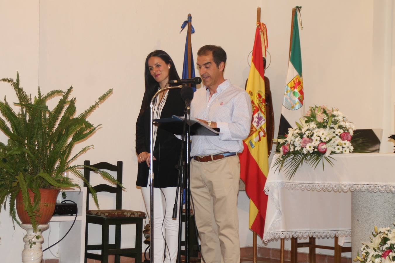 La Bazana dedicó anoche, en el punto de partida de sus fiestas, un afectuoso, merecido y emotivo reconocimiento a Rafael Barrena Martínez, miembro de la primera generación de bazaneros que vio la luz en este pueblo de colonización, situado a orillas del río Ardila. Persona afable, luchadora, conciliadora, incansable trabajador por la preservación de tradiciones y de la memoria de La Bazana y abanderado de su identidad, su unión y cordialidad, recibió el cariño de su pueblo en el preámbulo del pregón de sus fiestas, acto que también se ha ocupado de poner en valor desde 1998.