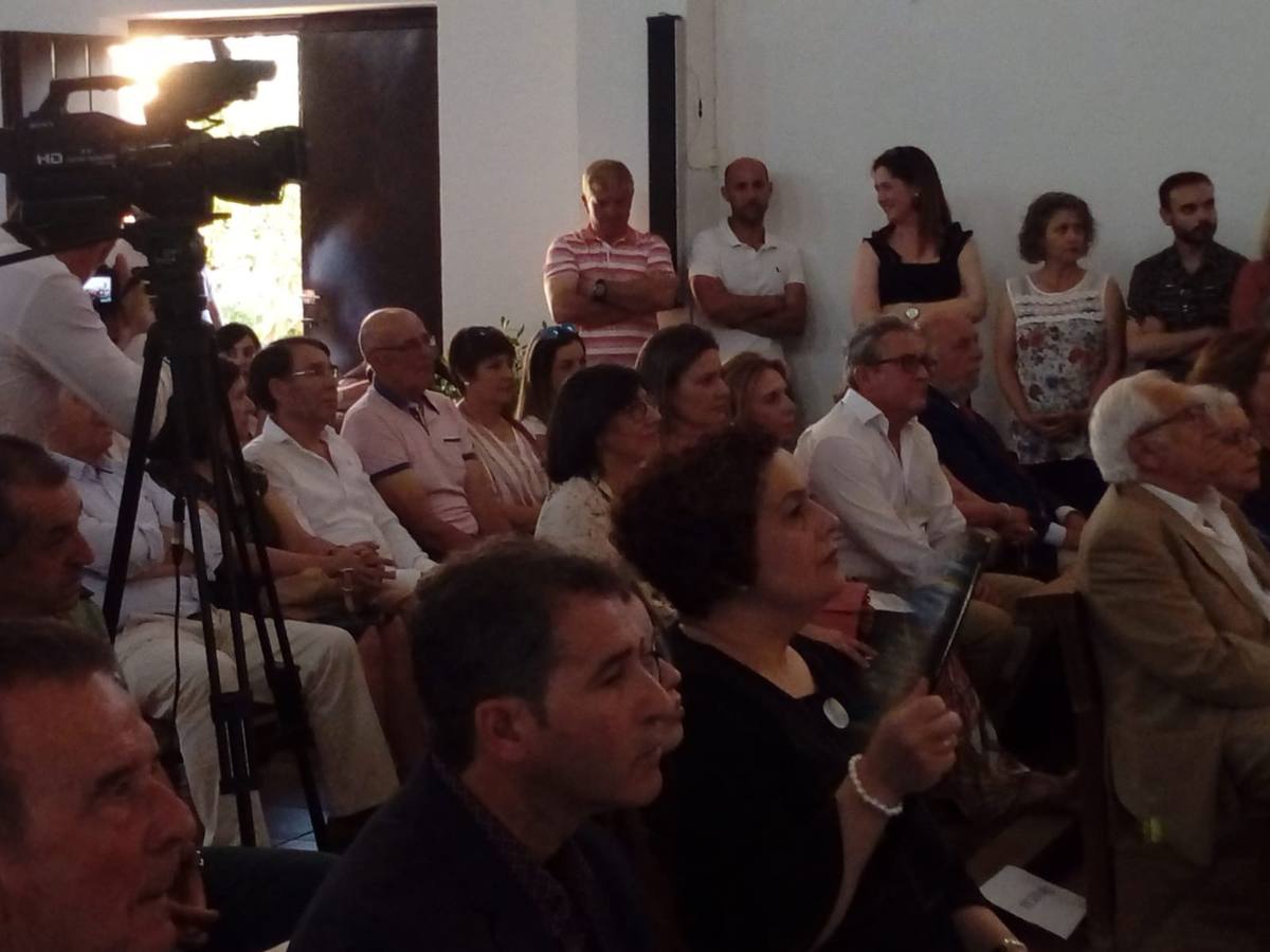 La Bazana dedicó anoche, en el punto de partida de sus fiestas, un afectuoso, merecido y emotivo reconocimiento a Rafael Barrena Martínez, miembro de la primera generación de bazaneros que vio la luz en este pueblo de colonización, situado a orillas del río Ardila. Persona afable, luchadora, conciliadora, incansable trabajador por la preservación de tradiciones y de la memoria de La Bazana y abanderado de su identidad, su unión y cordialidad, recibió el cariño de su pueblo en el preámbulo del pregón de sus fiestas, acto que también se ha ocupado de poner en valor desde 1998.