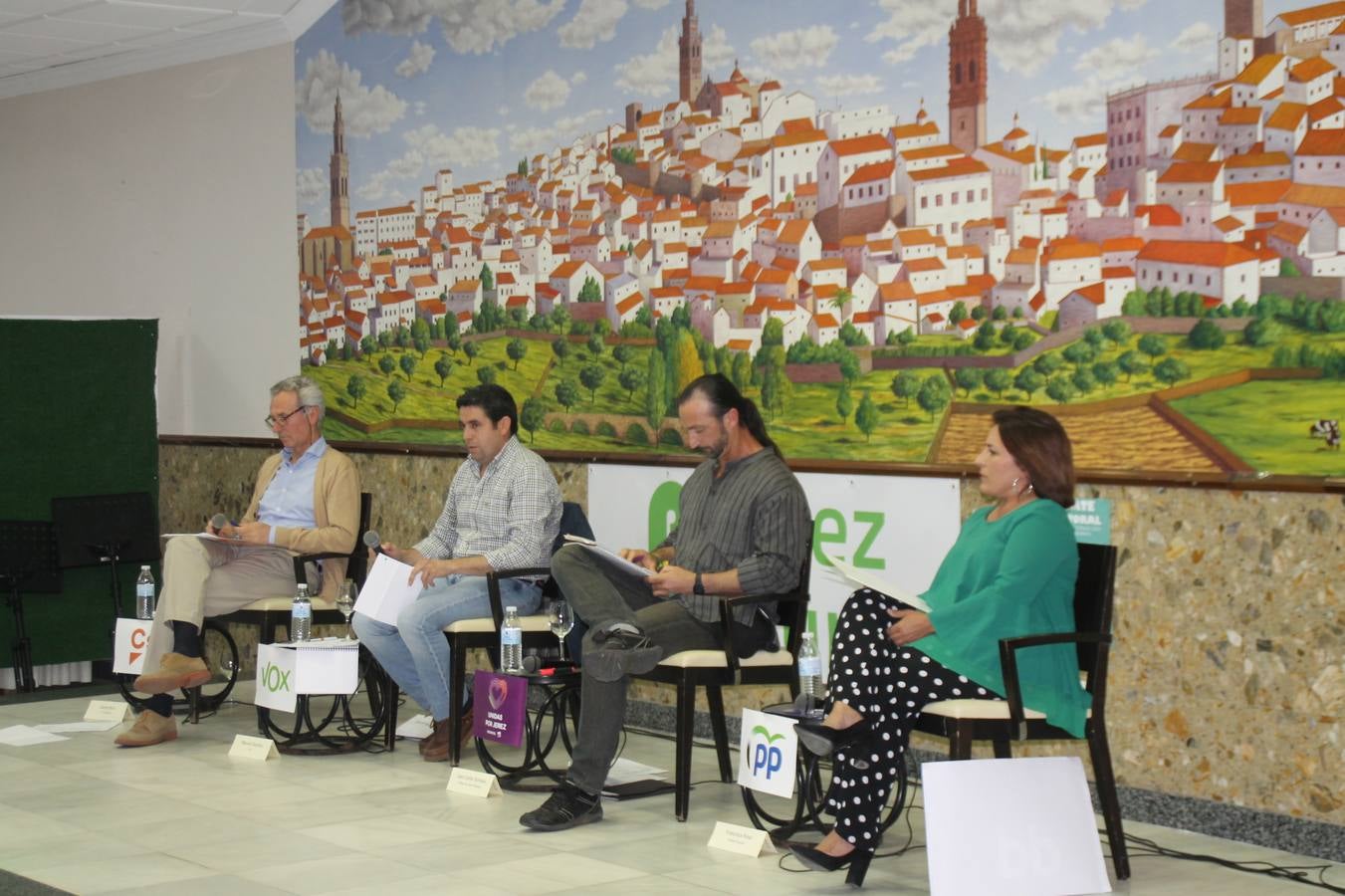 El ejercicio democrático, la exposición de proyectos y medidas para la gestión municipal, evitar la despoblación, mejorar el bienestar social de la ciudadanía, la creación de empleo y vivienda y la defensa de la libertad de expresión, centraron el debate electoral organizado por Jerez Plural y celebrado anoche en uno de los salones del Hotel 'Oasis', lleno de público. Los candidatos a la Alcaldía de Jerez de los Caballeros por: PP, Francisca Rosa Romero; Ciudadanos, Carlos Boza Antón; Unidas Podemos, Juan Carlos Santana Fernández y Vox, Manuel Sánchez De San Vicente, fueron los protagonistas de esta cita novedosa, abierta al debate público entre las distintas formaciones políticas que concurren a las elecciones municipales del próximo 26 de mayo y en la que el único partido ausente fue el PSOE, y su candidata, Virginia Borrallo Rubio.