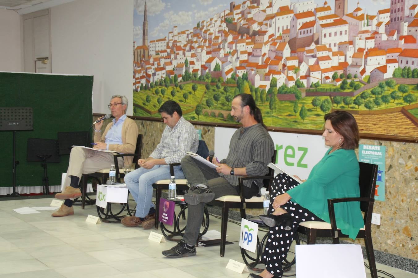 El ejercicio democrático, la exposición de proyectos y medidas para la gestión municipal, evitar la despoblación, mejorar el bienestar social de la ciudadanía, la creación de empleo y vivienda y la defensa de la libertad de expresión, centraron el debate electoral organizado por Jerez Plural y celebrado anoche en uno de los salones del Hotel 'Oasis', lleno de público. Los candidatos a la Alcaldía de Jerez de los Caballeros por: PP, Francisca Rosa Romero; Ciudadanos, Carlos Boza Antón; Unidas Podemos, Juan Carlos Santana Fernández y Vox, Manuel Sánchez De San Vicente, fueron los protagonistas de esta cita novedosa, abierta al debate público entre las distintas formaciones políticas que concurren a las elecciones municipales del próximo 26 de mayo y en la que el único partido ausente fue el PSOE, y su candidata, Virginia Borrallo Rubio.