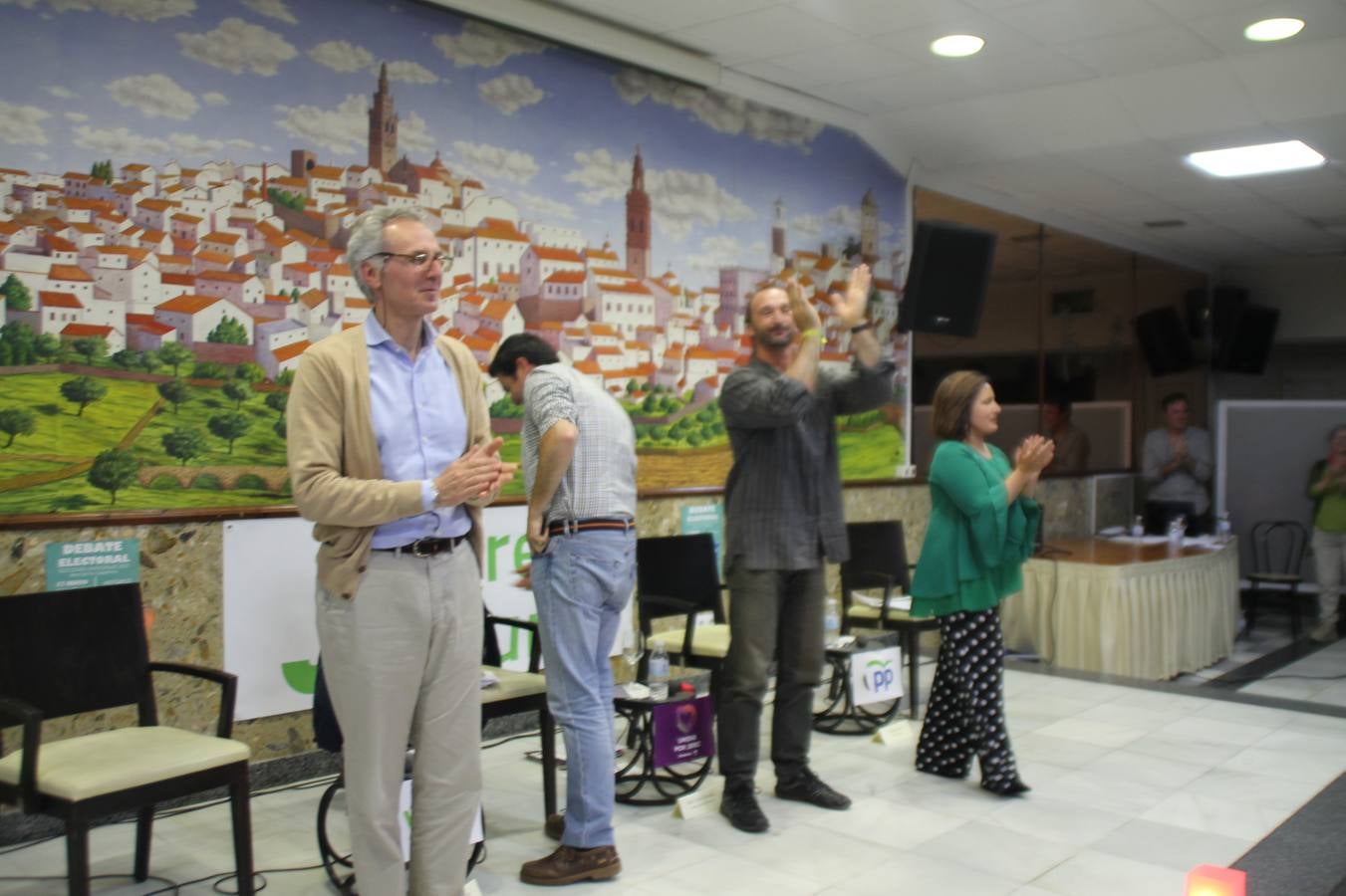 El ejercicio democrático, la exposición de proyectos y medidas para la gestión municipal, evitar la despoblación, mejorar el bienestar social de la ciudadanía, la creación de empleo y vivienda y la defensa de la libertad de expresión, centraron el debate electoral organizado por Jerez Plural y celebrado anoche en uno de los salones del Hotel 'Oasis', lleno de público. Los candidatos a la Alcaldía de Jerez de los Caballeros por: PP, Francisca Rosa Romero; Ciudadanos, Carlos Boza Antón; Unidas Podemos, Juan Carlos Santana Fernández y Vox, Manuel Sánchez De San Vicente, fueron los protagonistas de esta cita novedosa, abierta al debate público entre las distintas formaciones políticas que concurren a las elecciones municipales del próximo 26 de mayo y en la que el único partido ausente fue el PSOE, y su candidata, Virginia Borrallo Rubio.