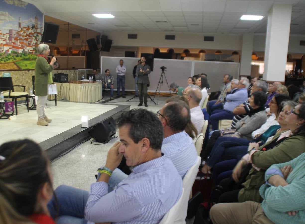El ejercicio democrático, la exposición de proyectos y medidas para la gestión municipal, evitar la despoblación, mejorar el bienestar social de la ciudadanía, la creación de empleo y vivienda y la defensa de la libertad de expresión, centraron el debate electoral organizado por Jerez Plural y celebrado anoche en uno de los salones del Hotel 'Oasis', lleno de público. Los candidatos a la Alcaldía de Jerez de los Caballeros por: PP, Francisca Rosa Romero; Ciudadanos, Carlos Boza Antón; Unidas Podemos, Juan Carlos Santana Fernández y Vox, Manuel Sánchez De San Vicente, fueron los protagonistas de esta cita novedosa, abierta al debate público entre las distintas formaciones políticas que concurren a las elecciones municipales del próximo 26 de mayo y en la que el único partido ausente fue el PSOE, y su candidata, Virginia Borrallo Rubio.