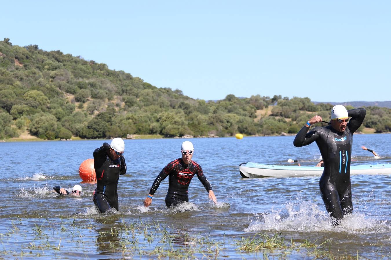 Jerez de los Caballeros ha celebrado, esta mañana, una nueva edición del Triatlón 'Ciudad del Temple'. Una prueba deportiva que, año tras año, se consolida como una de las principales del municipio y que ha reunido a 110 participantes. David Puertas Tenorio y María Remedios Mendoza Bravo han sido los vencedores de la clasificación general.