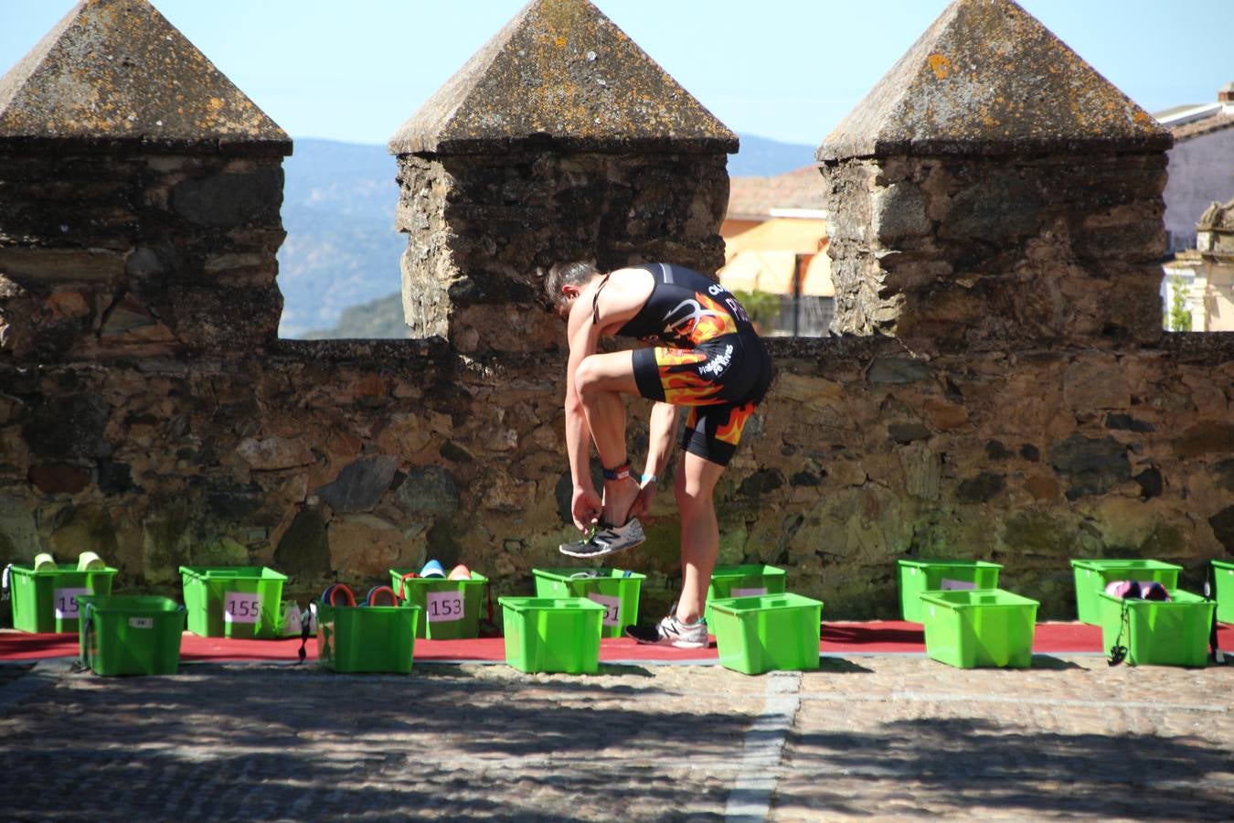 Jerez de los Caballeros ha celebrado, esta mañana, una nueva edición del Triatlón 'Ciudad del Temple'. Una prueba deportiva que, año tras año, se consolida como una de las principales del municipio y que ha reunido a 110 participantes. David Puertas Tenorio y María Remedios Mendoza Bravo han sido los vencedores de la clasificación general.