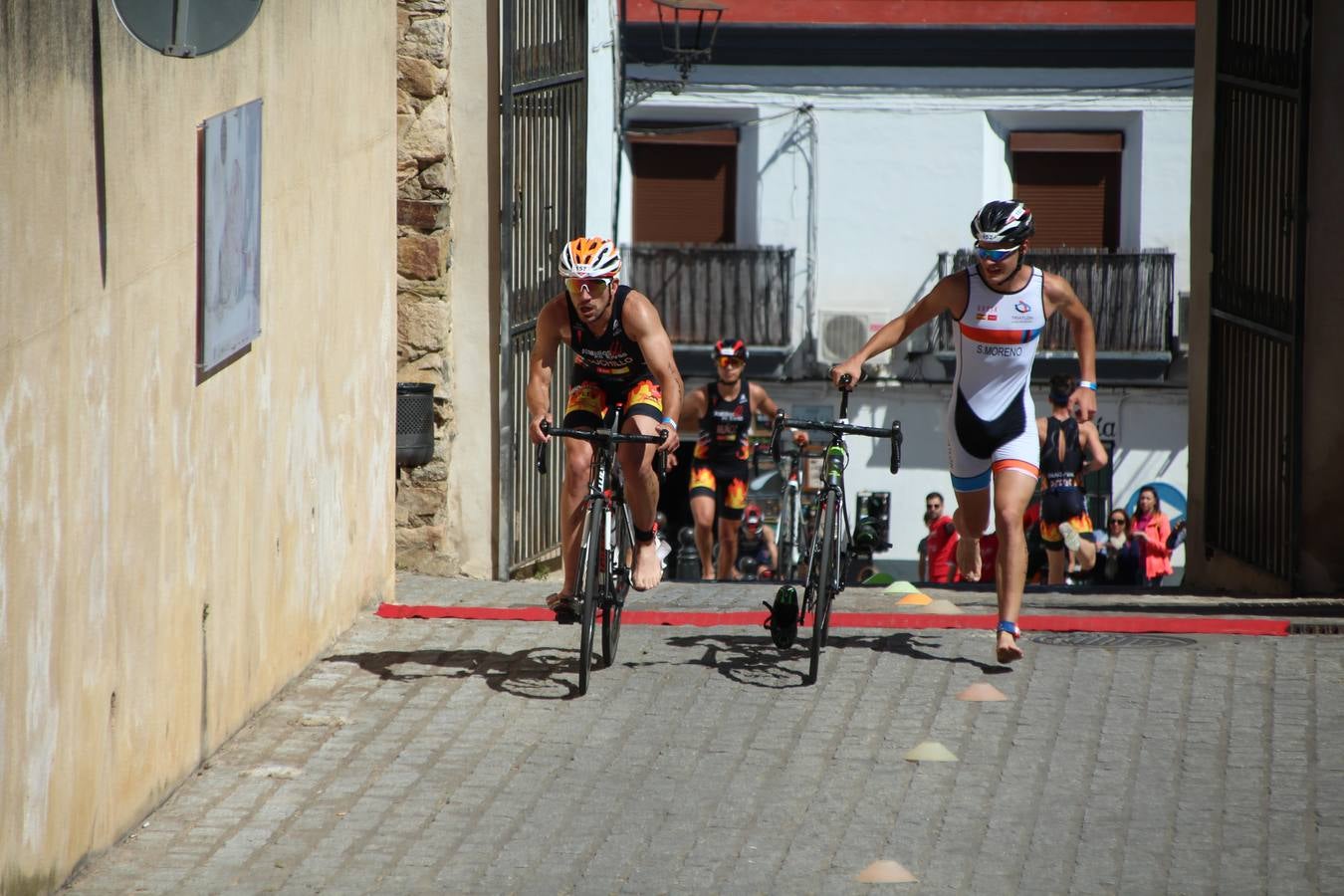 Jerez de los Caballeros ha celebrado, esta mañana, una nueva edición del Triatlón 'Ciudad del Temple'. Una prueba deportiva que, año tras año, se consolida como una de las principales del municipio y que ha reunido a 110 participantes. David Puertas Tenorio y María Remedios Mendoza Bravo han sido los vencedores de la clasificación general.