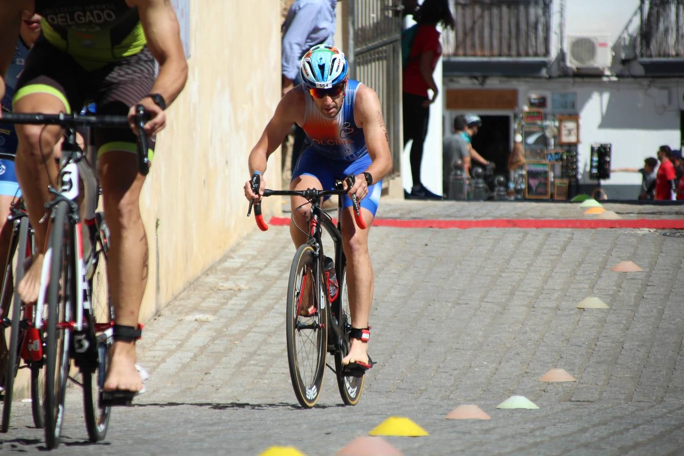 Jerez de los Caballeros ha celebrado, esta mañana, una nueva edición del Triatlón 'Ciudad del Temple'. Una prueba deportiva que, año tras año, se consolida como una de las principales del municipio y que ha reunido a 110 participantes. David Puertas Tenorio y María Remedios Mendoza Bravo han sido los vencedores de la clasificación general.