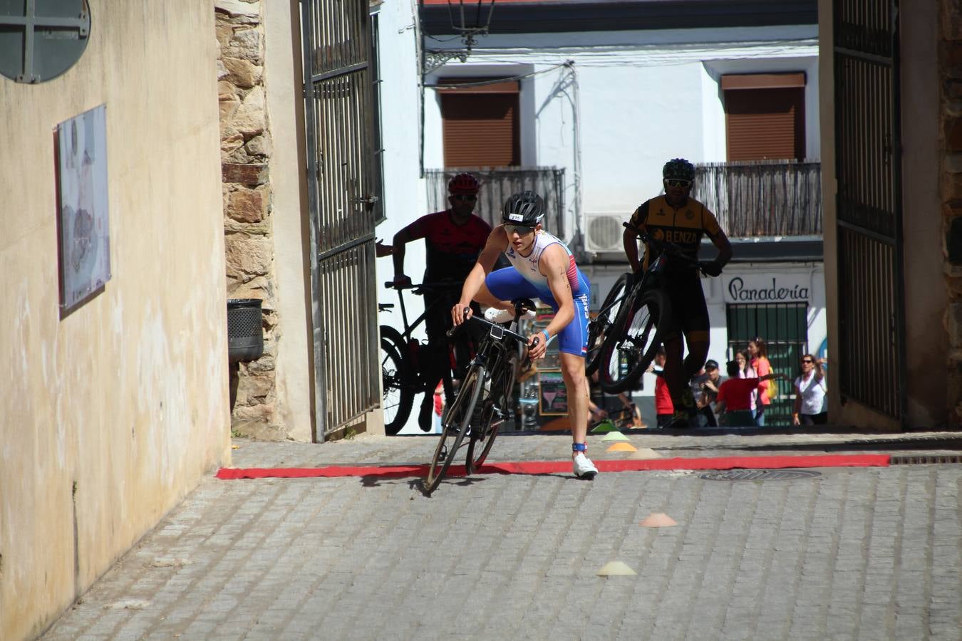 Jerez de los Caballeros ha celebrado, esta mañana, una nueva edición del Triatlón 'Ciudad del Temple'. Una prueba deportiva que, año tras año, se consolida como una de las principales del municipio y que ha reunido a 110 participantes. David Puertas Tenorio y María Remedios Mendoza Bravo han sido los vencedores de la clasificación general.