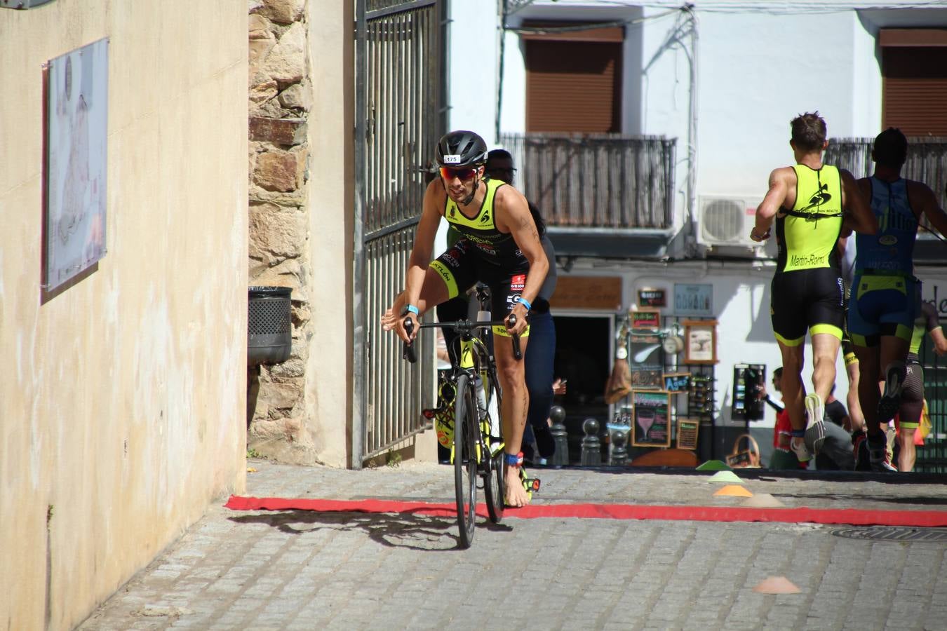 Jerez de los Caballeros ha celebrado, esta mañana, una nueva edición del Triatlón 'Ciudad del Temple'. Una prueba deportiva que, año tras año, se consolida como una de las principales del municipio y que ha reunido a 110 participantes. David Puertas Tenorio y María Remedios Mendoza Bravo han sido los vencedores de la clasificación general.