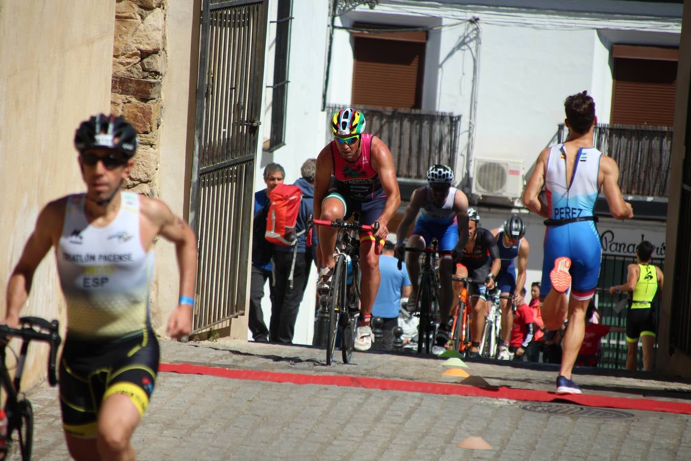 Jerez de los Caballeros ha celebrado, esta mañana, una nueva edición del Triatlón 'Ciudad del Temple'. Una prueba deportiva que, año tras año, se consolida como una de las principales del municipio y que ha reunido a 110 participantes. David Puertas Tenorio y María Remedios Mendoza Bravo han sido los vencedores de la clasificación general.