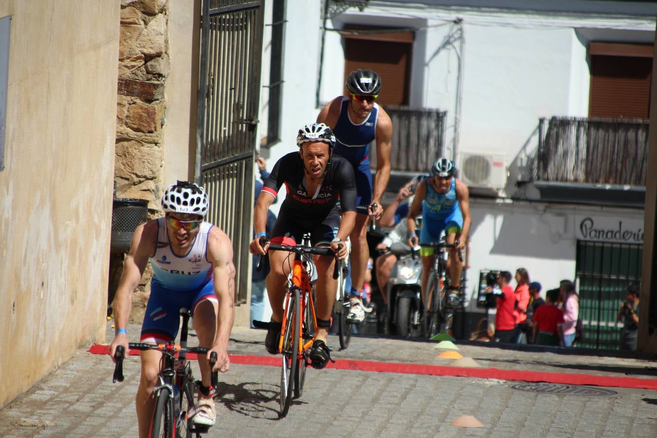 Jerez de los Caballeros ha celebrado, esta mañana, una nueva edición del Triatlón 'Ciudad del Temple'. Una prueba deportiva que, año tras año, se consolida como una de las principales del municipio y que ha reunido a 110 participantes. David Puertas Tenorio y María Remedios Mendoza Bravo han sido los vencedores de la clasificación general.