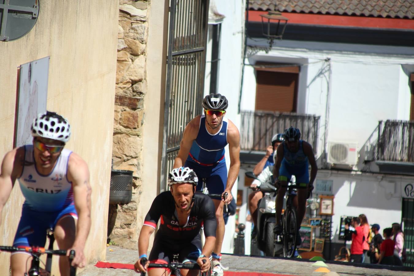 Jerez de los Caballeros ha celebrado, esta mañana, una nueva edición del Triatlón 'Ciudad del Temple'. Una prueba deportiva que, año tras año, se consolida como una de las principales del municipio y que ha reunido a 110 participantes. David Puertas Tenorio y María Remedios Mendoza Bravo han sido los vencedores de la clasificación general.