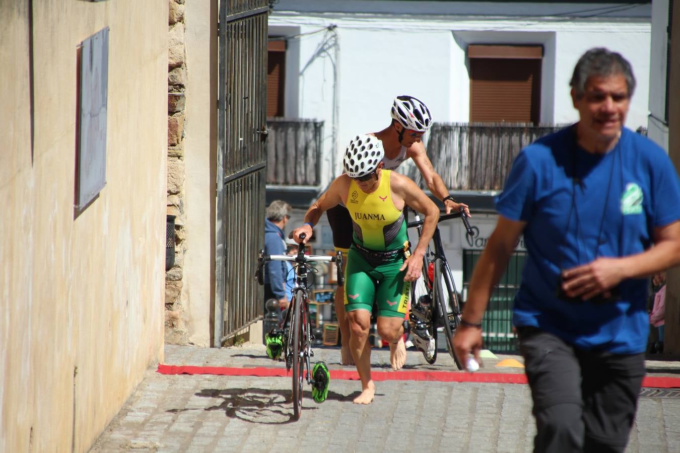 Jerez de los Caballeros ha celebrado, esta mañana, una nueva edición del Triatlón 'Ciudad del Temple'. Una prueba deportiva que, año tras año, se consolida como una de las principales del municipio y que ha reunido a 110 participantes. David Puertas Tenorio y María Remedios Mendoza Bravo han sido los vencedores de la clasificación general.
