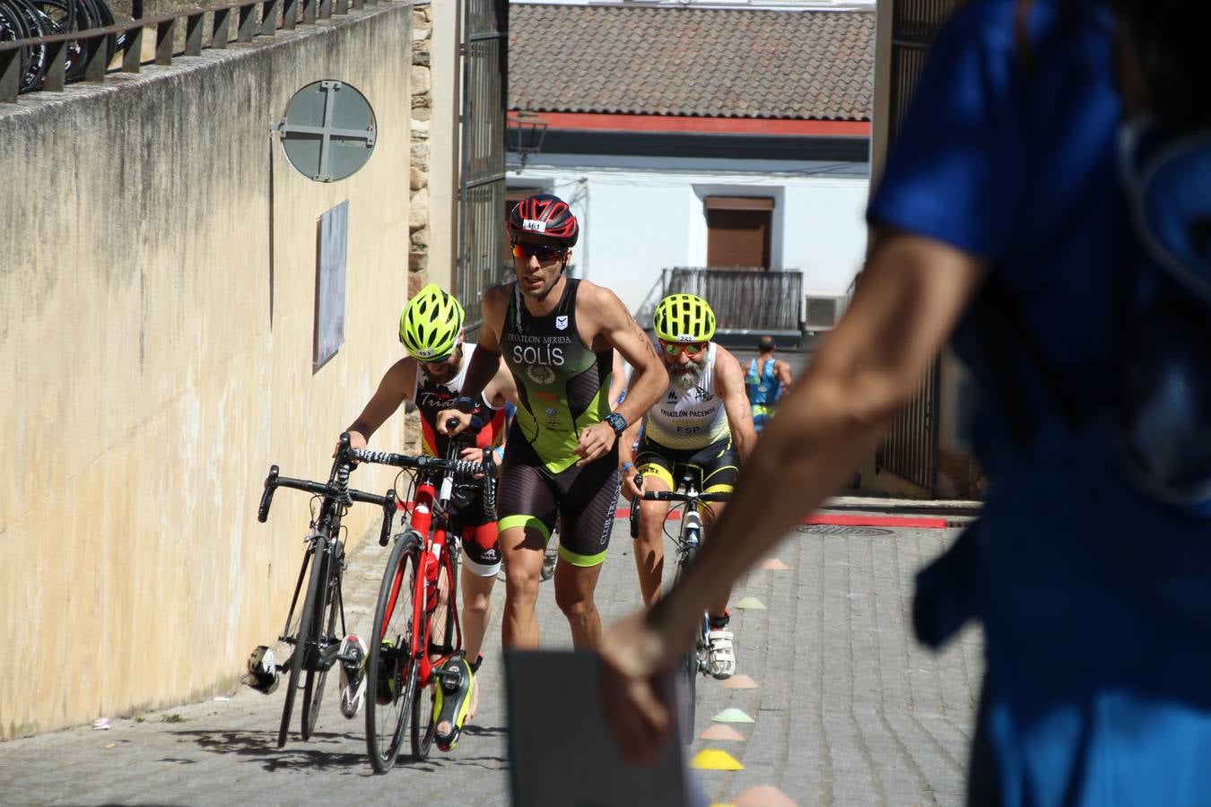 Jerez de los Caballeros ha celebrado, esta mañana, una nueva edición del Triatlón 'Ciudad del Temple'. Una prueba deportiva que, año tras año, se consolida como una de las principales del municipio y que ha reunido a 110 participantes. David Puertas Tenorio y María Remedios Mendoza Bravo han sido los vencedores de la clasificación general.