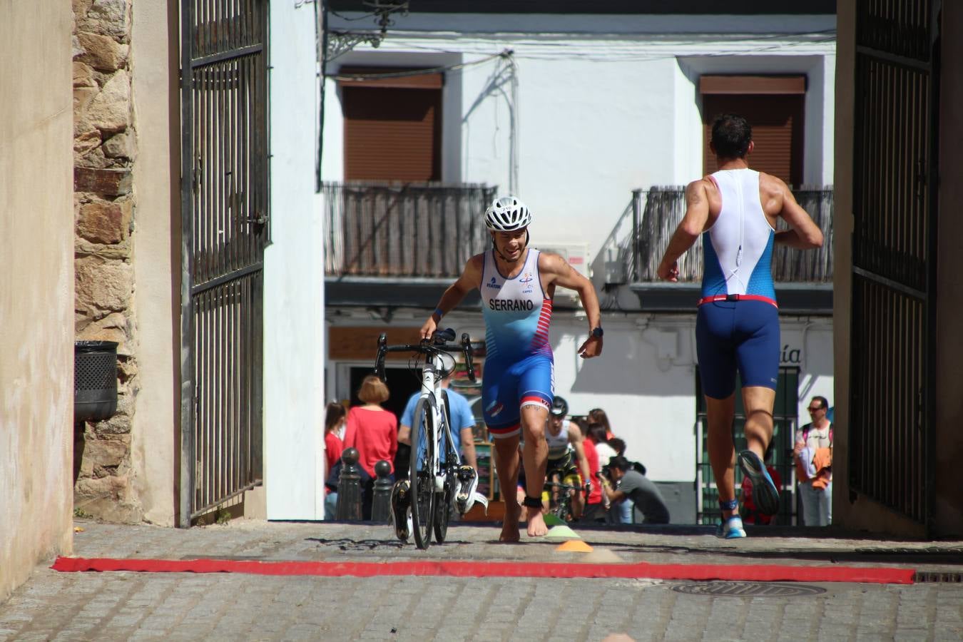 Jerez de los Caballeros ha celebrado, esta mañana, una nueva edición del Triatlón 'Ciudad del Temple'. Una prueba deportiva que, año tras año, se consolida como una de las principales del municipio y que ha reunido a 110 participantes. David Puertas Tenorio y María Remedios Mendoza Bravo han sido los vencedores de la clasificación general.