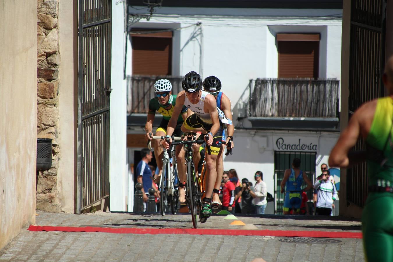 Jerez de los Caballeros ha celebrado, esta mañana, una nueva edición del Triatlón 'Ciudad del Temple'. Una prueba deportiva que, año tras año, se consolida como una de las principales del municipio y que ha reunido a 110 participantes. David Puertas Tenorio y María Remedios Mendoza Bravo han sido los vencedores de la clasificación general.