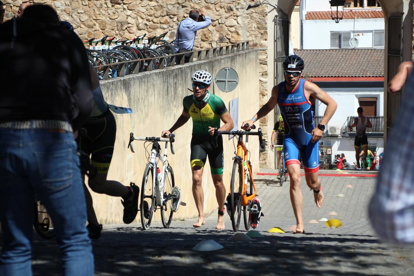 Jerez de los Caballeros ha celebrado, esta mañana, una nueva edición del Triatlón 'Ciudad del Temple'. Una prueba deportiva que, año tras año, se consolida como una de las principales del municipio y que ha reunido a 110 participantes. David Puertas Tenorio y María Remedios Mendoza Bravo han sido los vencedores de la clasificación general.